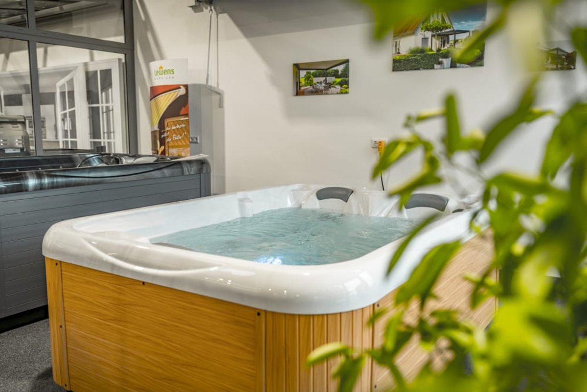 Whirpool Hanscraft Ausstellung Stern Sessel Stuhl Wasser gefüllter Pool Relax outdoorambiente Markisen Hausanbau Pergola Glaschiebeelement Hanscraft ha han hans hansc hanscr hanscra Whirlpool Pool Was wass wasse wasser Düsen Massage Jetstream Garten wohlfühlen o ou out outd outdo outdoo a am amb ambi ambie ambien ambient ambiente m me mei meis meist meiste meister meisterf meisterfa meisterfac meisterfach meisterfachb meisterfachbe n na nat natt natth natthe natthei Outdoorambiente 