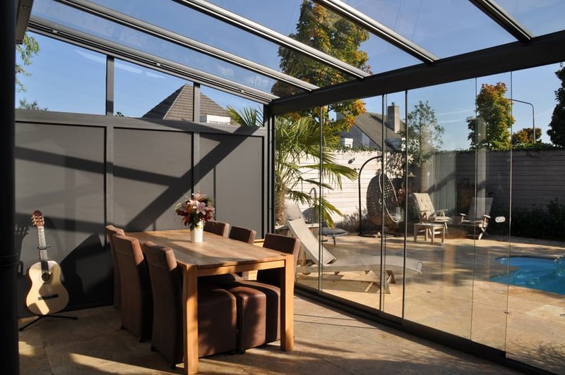 Erhardt Glasdach Markise Glasschiebeanlagen Glastür Windschutz Garten Outdoor Sitzgruppe Tisch Stühle Screen 