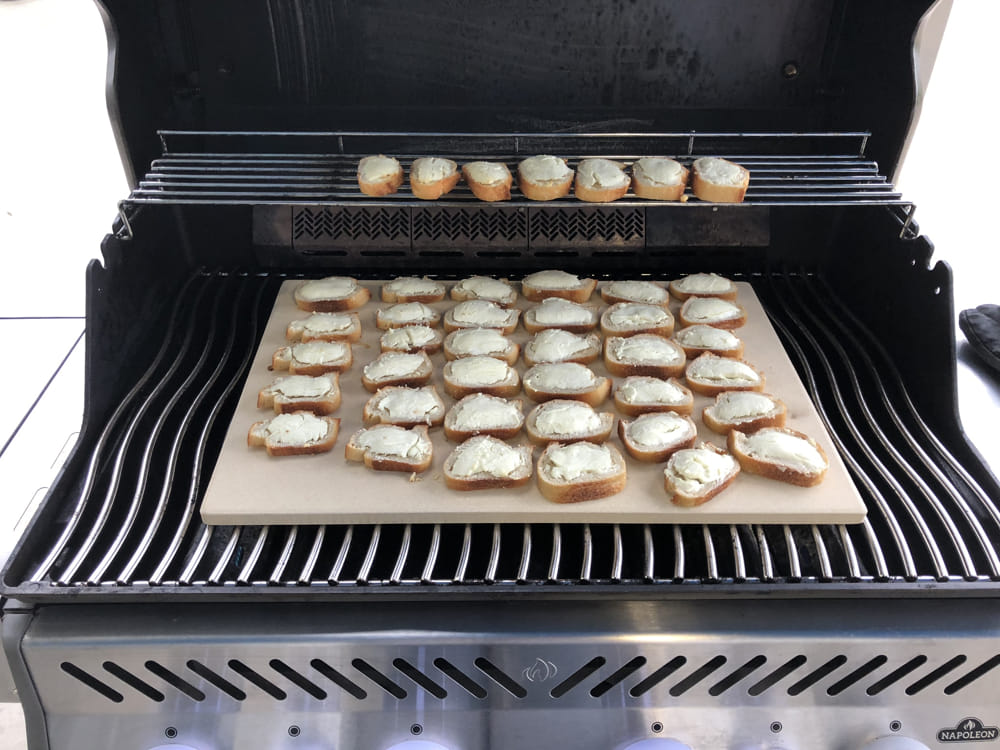 Grillseminar Napoleon Vorspeise häppchen Baguette outdoor grillen gas Gasgrill kochen Küche zubereiten runde Gemütlich informativ Seeger outdoorambiente Gruppe Abend 