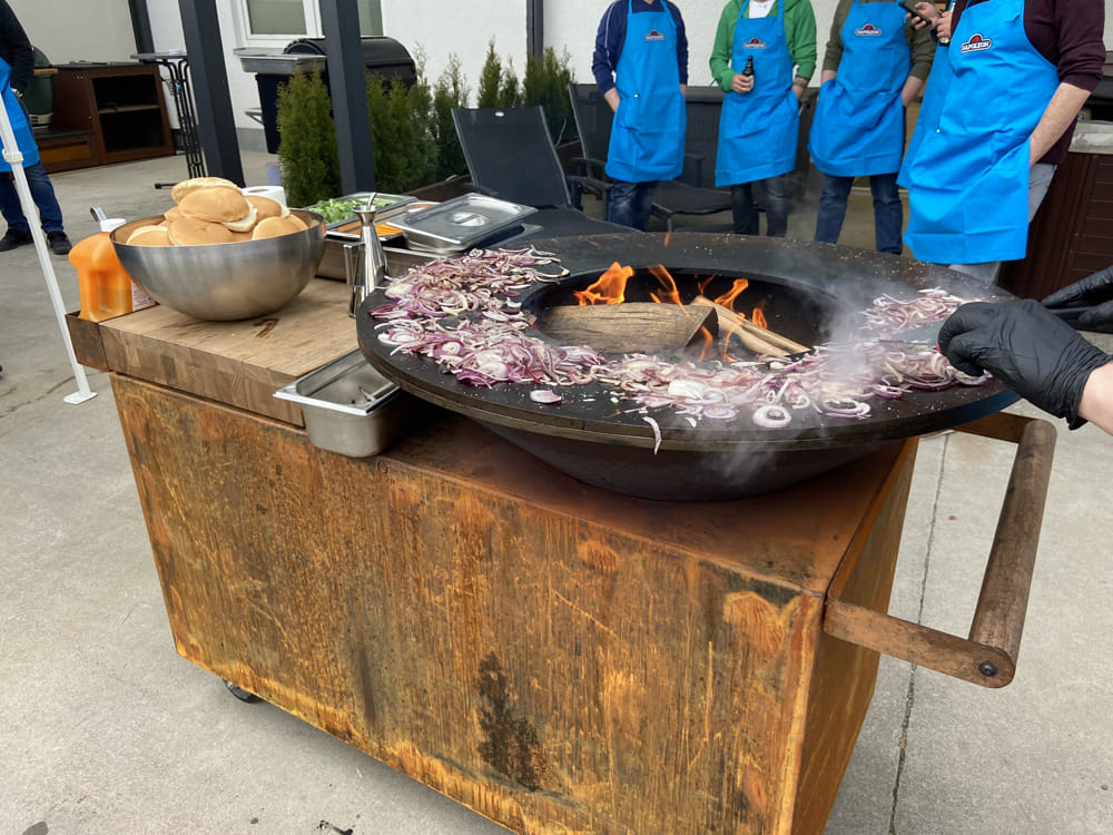 Grillseminar outdoor grillen gas Gasgrill kochen Küche zubereiten runde Gemütlich informativ Seeger outdoorambiente Gruppe Abend Ofyr rote zwiebel Bun Burger 