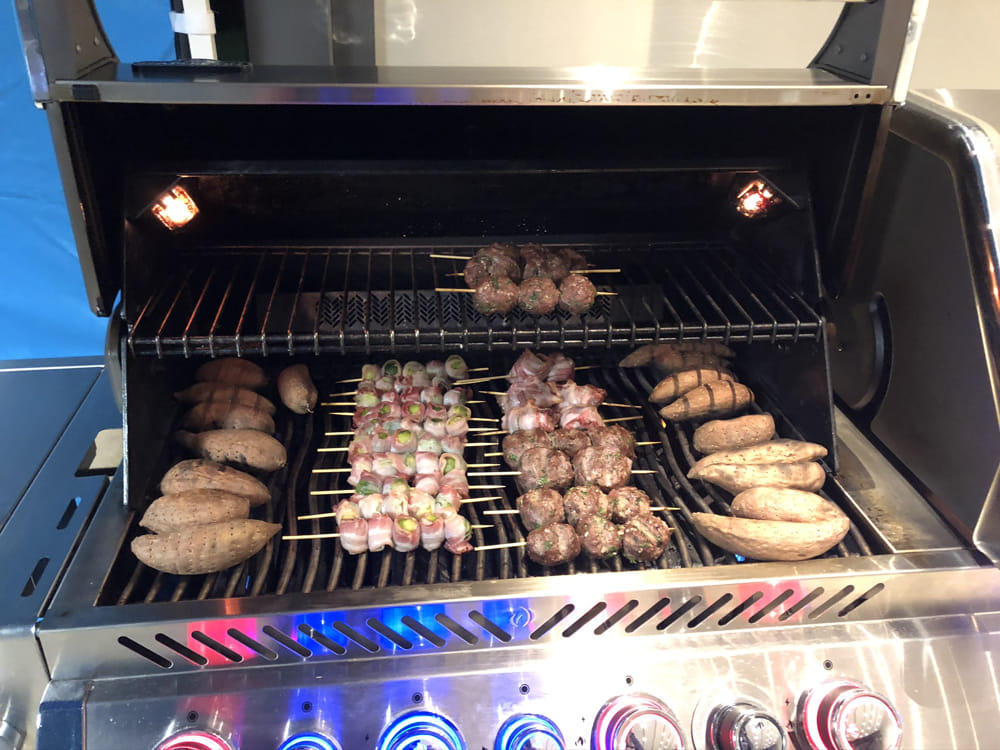 Grillseminar outdoor grillen gas Gasgrill kochen Küche zubereiten runde Gemütlich informativ Seeger outdoorambiente Gruppe Abend Napoleon Süßkartoffel Spieße 